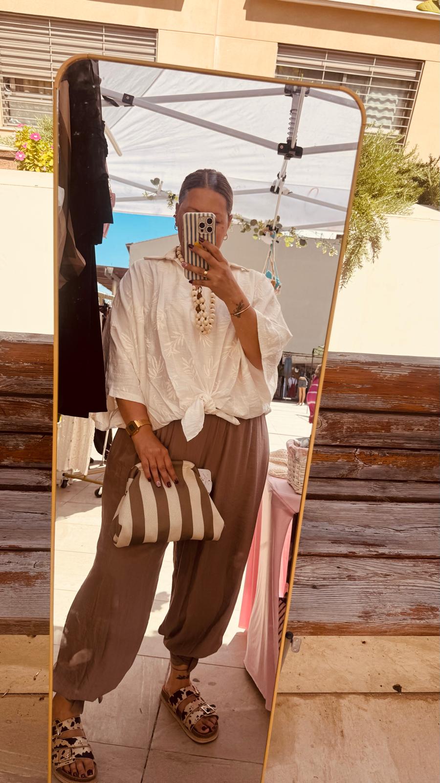 Camisa Blanca con Bordado de Hojas en Relieve