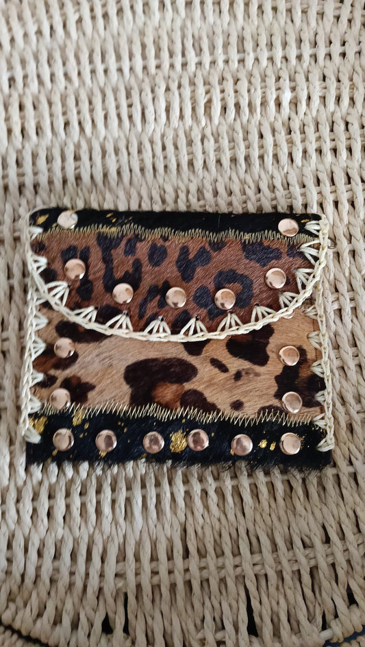 Monedero estampado leopardo con tachuelas doradas