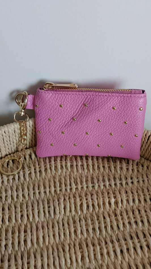 Monedero rosa con tachuelas doradas y llavero