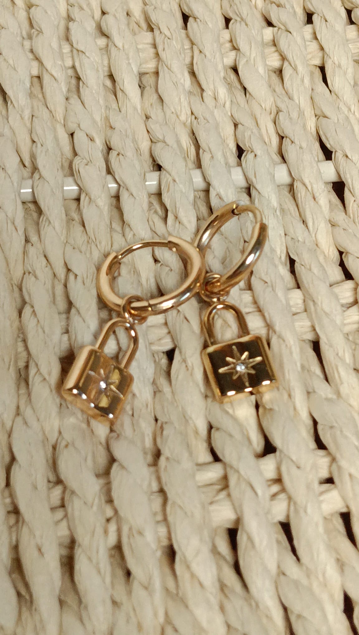 Pendientes Aros con Candados de Acero Dorados