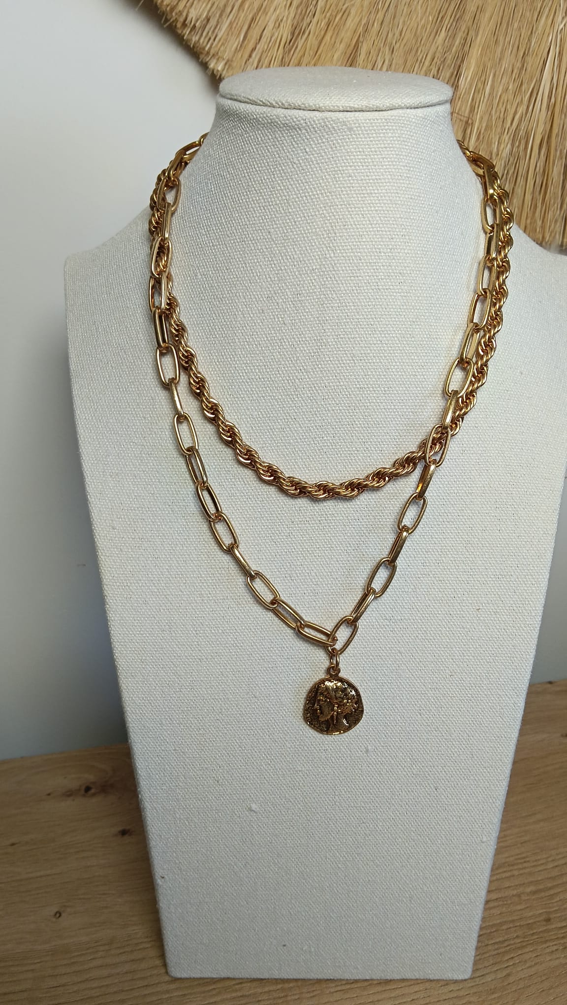 Collar Doble Cadena con Medalla