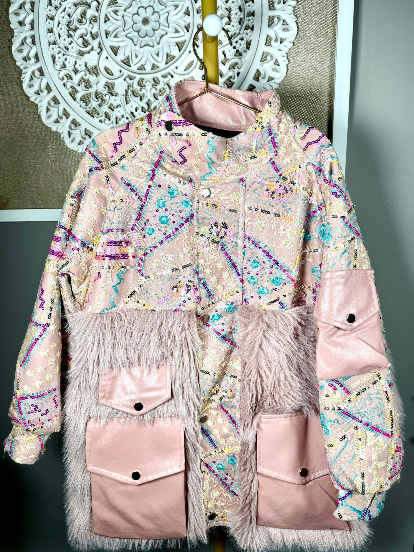 Chaqueta Lentejuelas Rosa con Pelo Sintético y Bolsillos