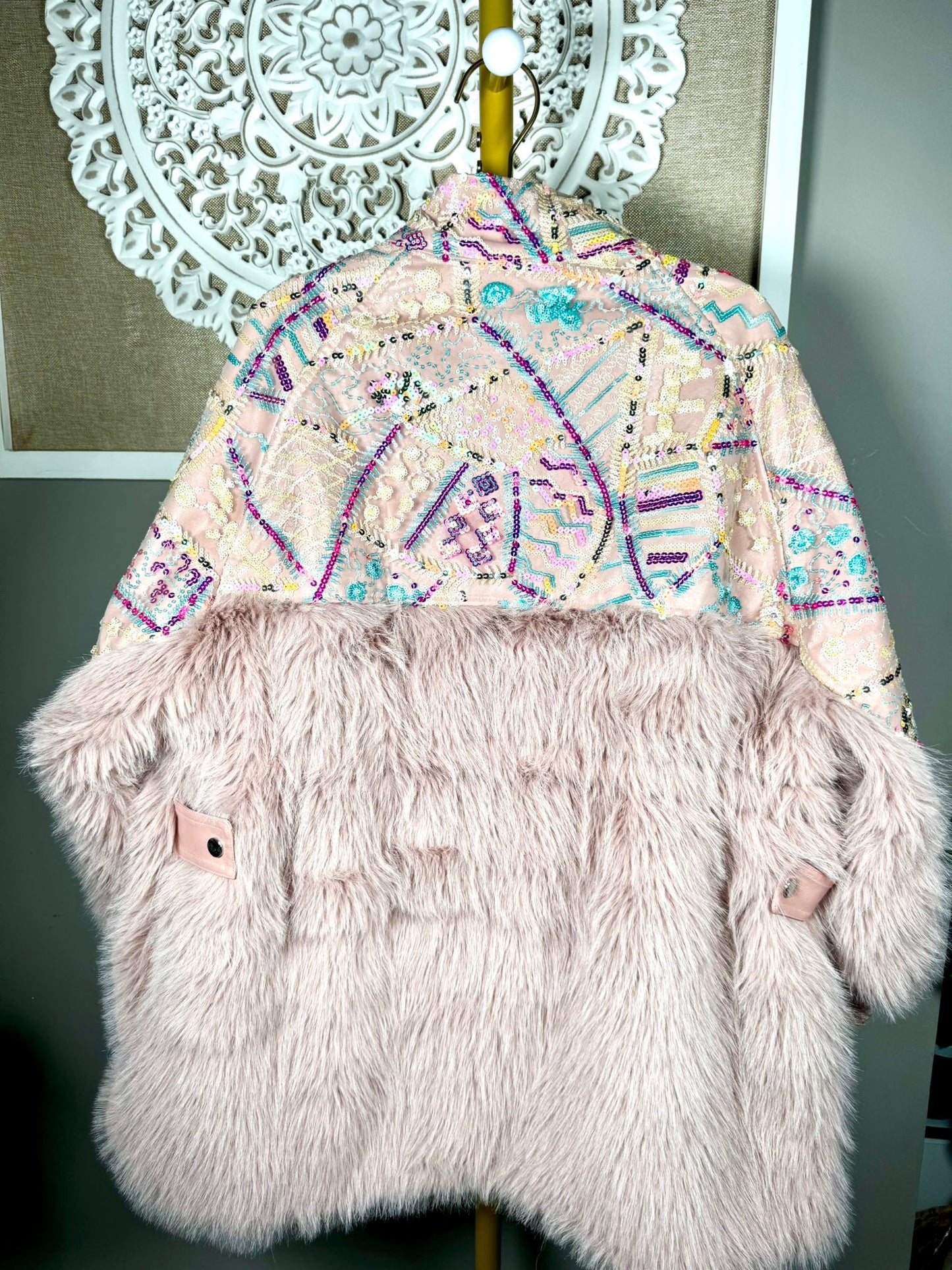 Chaqueta Lentejuelas Rosa con Pelo Sintético y Bolsillos