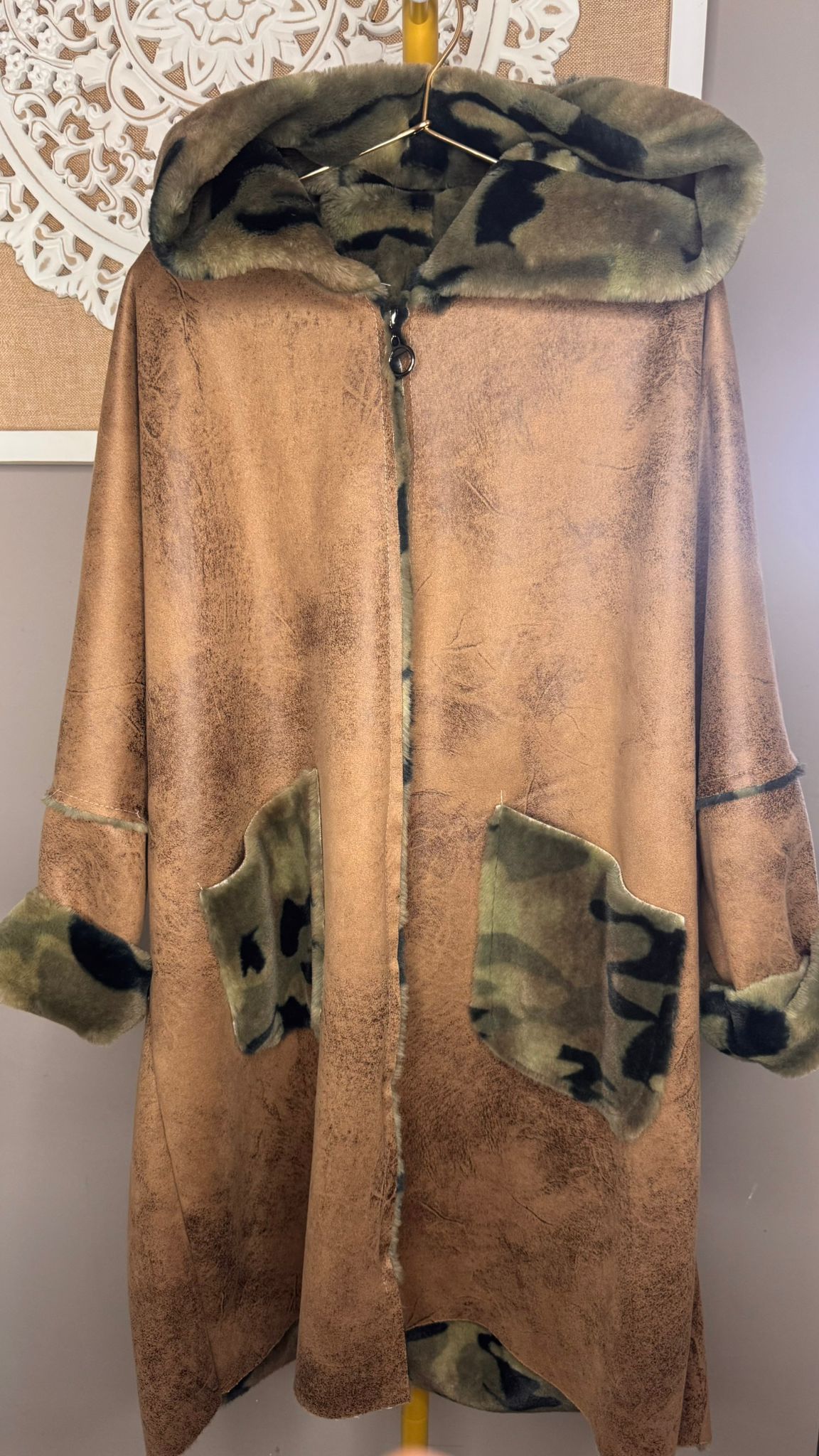 ✨ Abrigo Piel Vuelta con Pelo Peluche estampado Militar