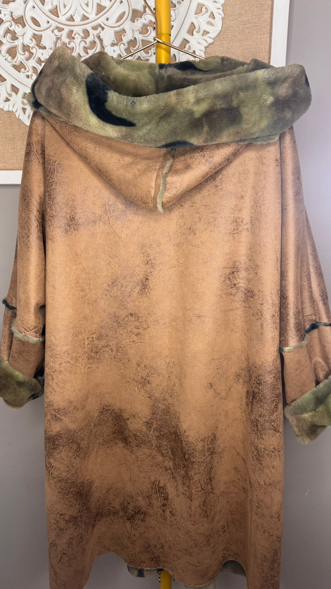 ✨ Abrigo Piel Vuelta con Pelo Peluche estampado Militar