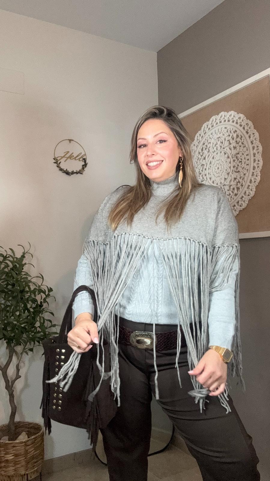 ✨ Poncho Punto Gris con Flecos Largos