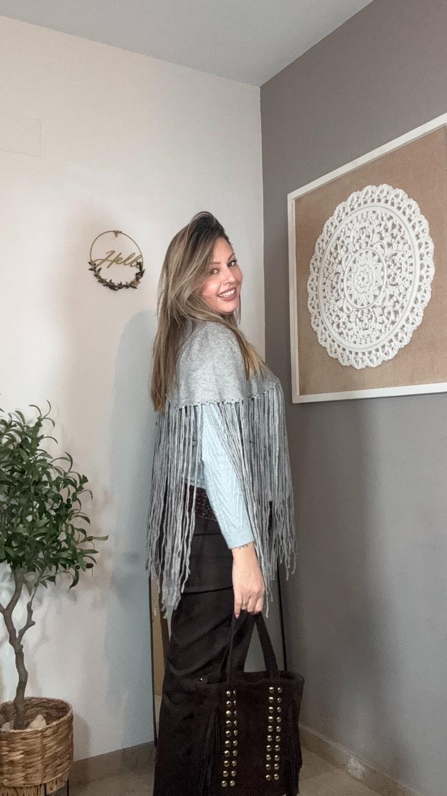 ✨ Poncho Punto Gris con Flecos Largos