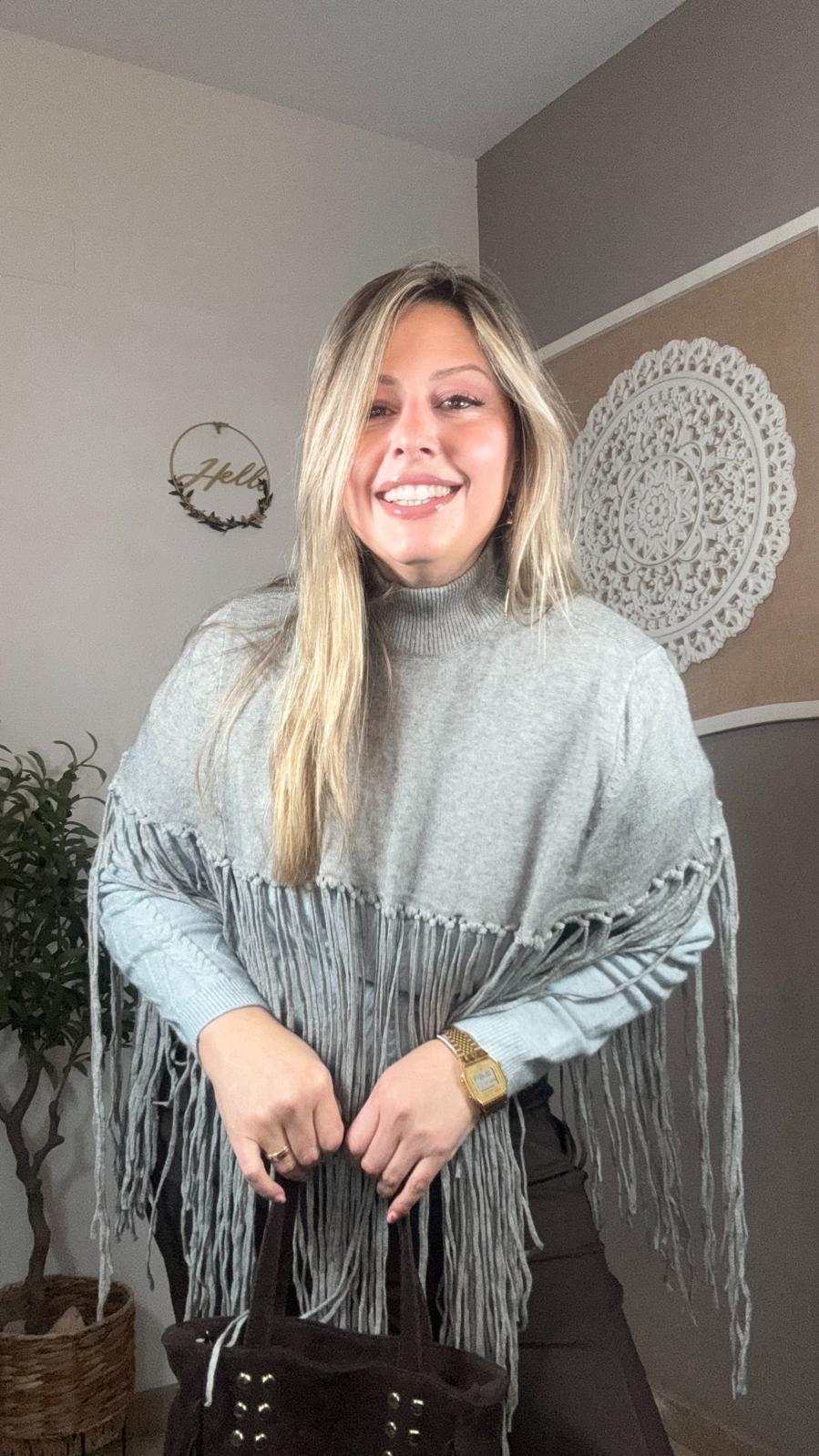 ✨ Poncho Punto Gris con Flecos Largos