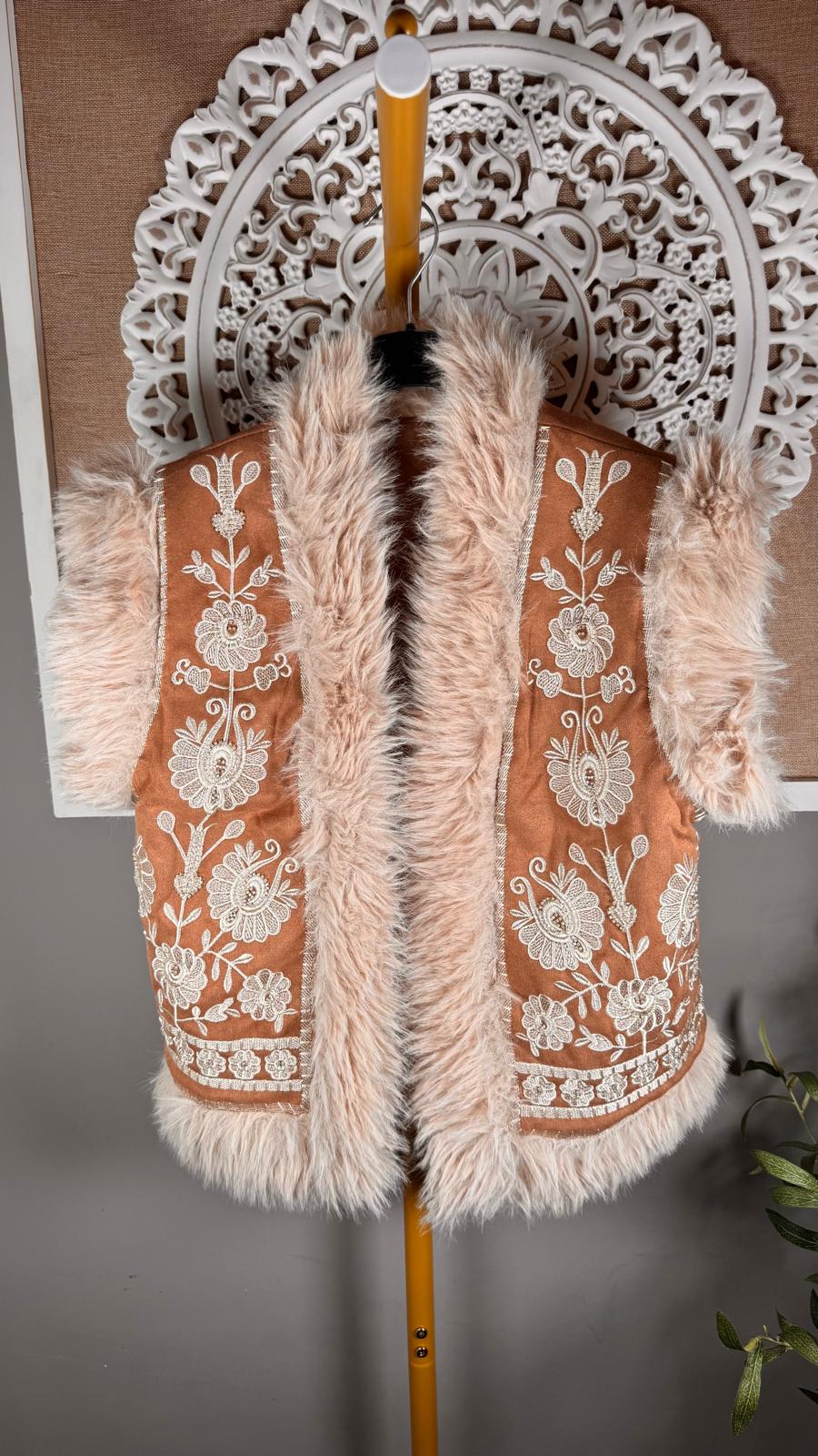 ✨ Chaleco Ante Camel Bordado Floral con Pelo Sintético