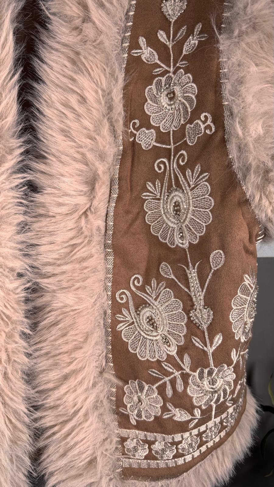 ✨ Chaleco Ante Camel Bordado Floral con Pelo Sintético