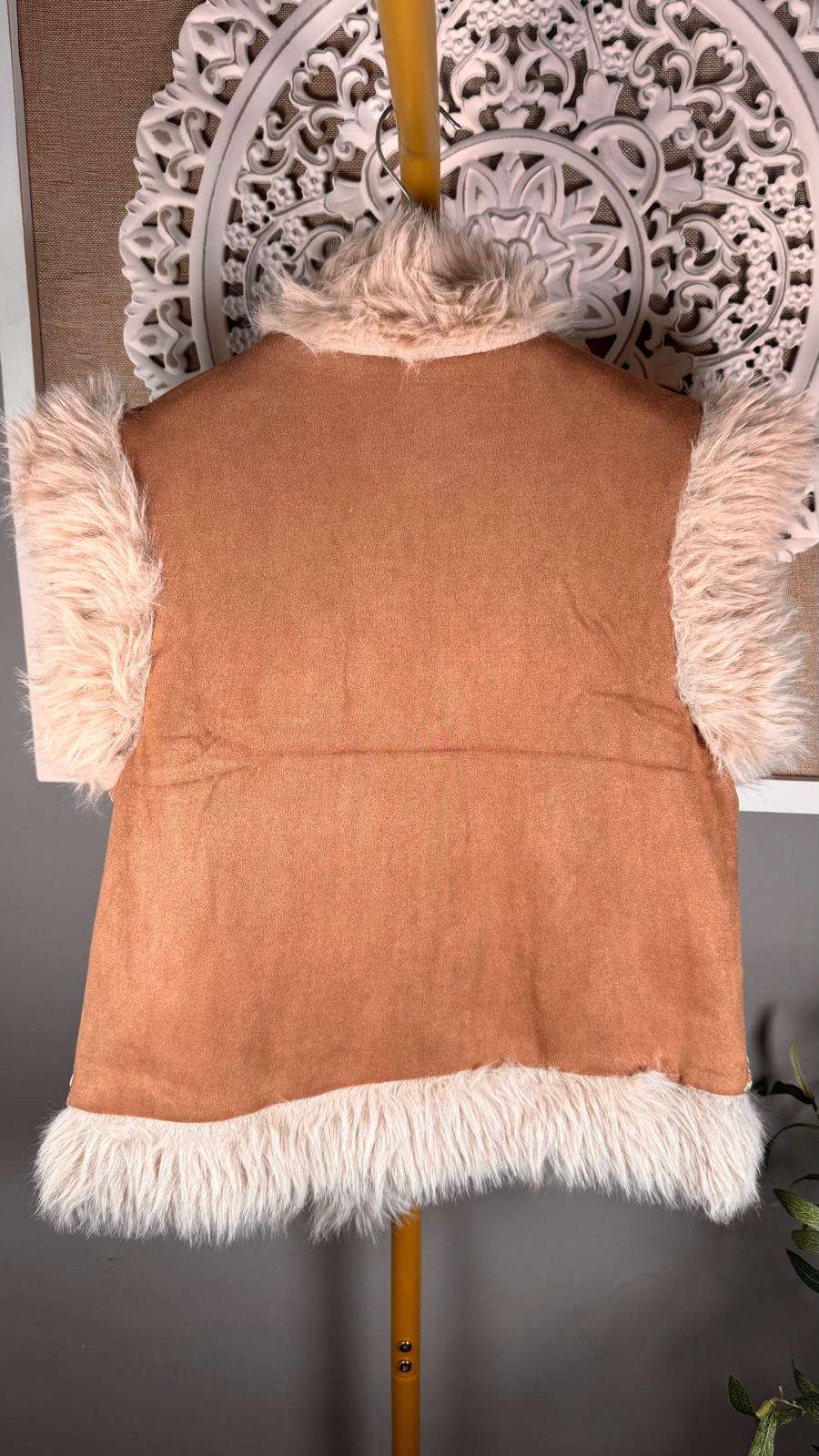 ✨ Chaleco Ante Camel Bordado Floral con Pelo Sintético