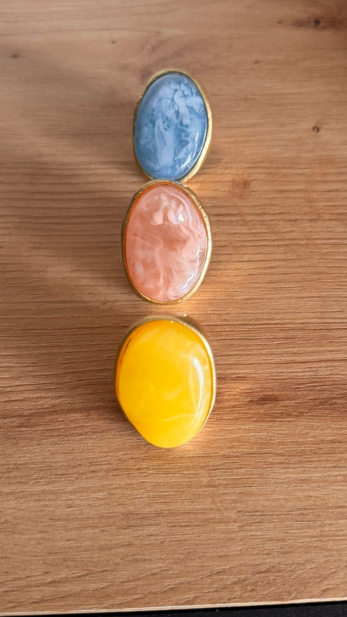 💍 Anillo Ajustable de Resina con Marco Dorado (3 colores)
