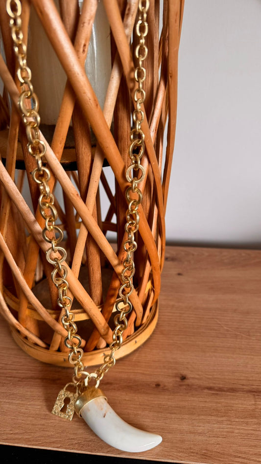 ✨ Collar Cadena Dorada con Colgante de Colmillo Blanco