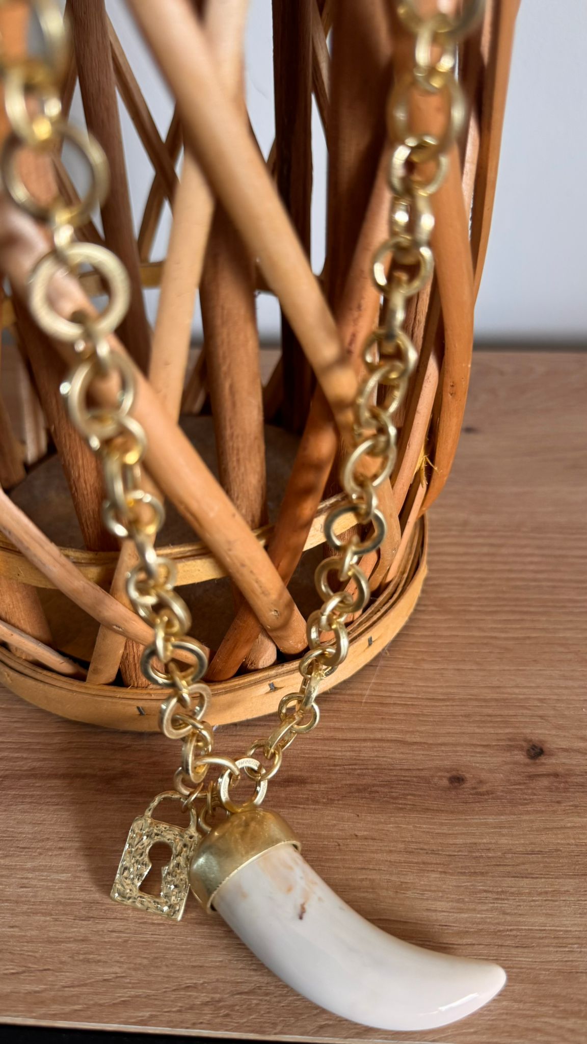 ✨ Collar Cadena Dorada con Colgante de Colmillo Blanco
