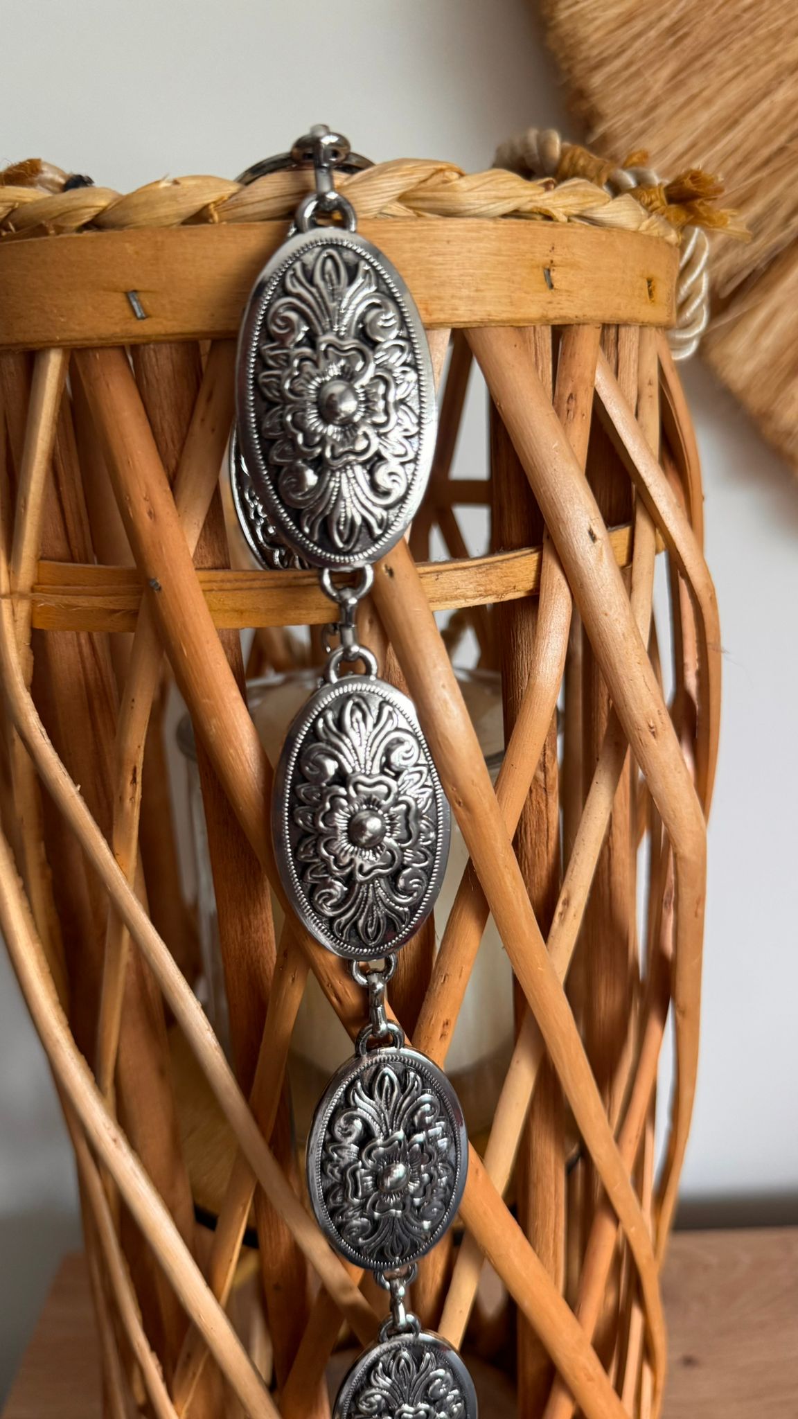 ✨ Cinturón Plateado con Medallones Decorativos