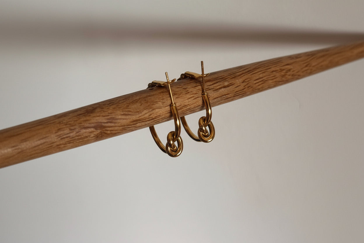 ✨ Pendientes de Acero Dorados con Diseño de Nudo