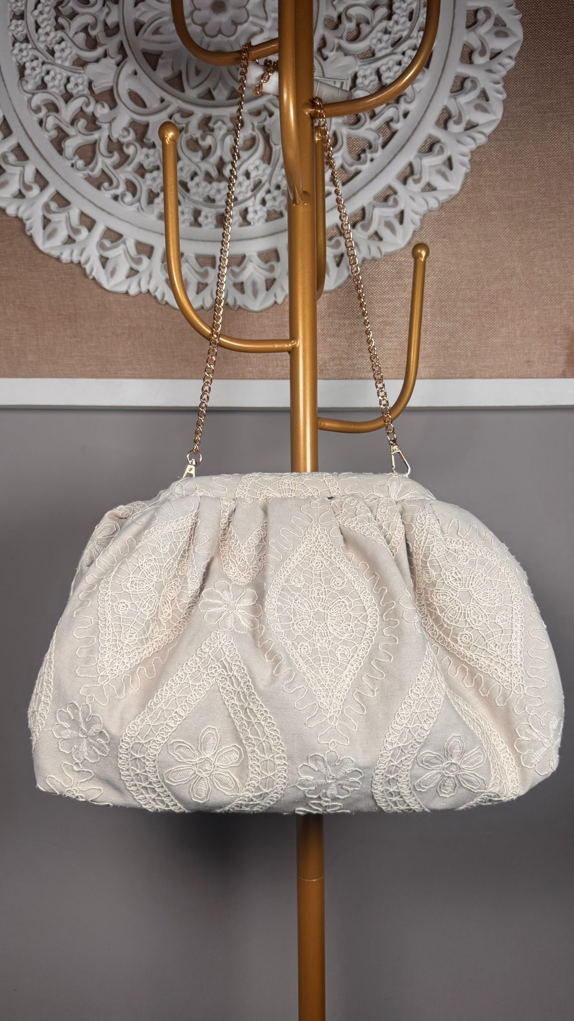 🌸 Bolso Clutch Pespunte Floral Bordado con Cadena Dorada