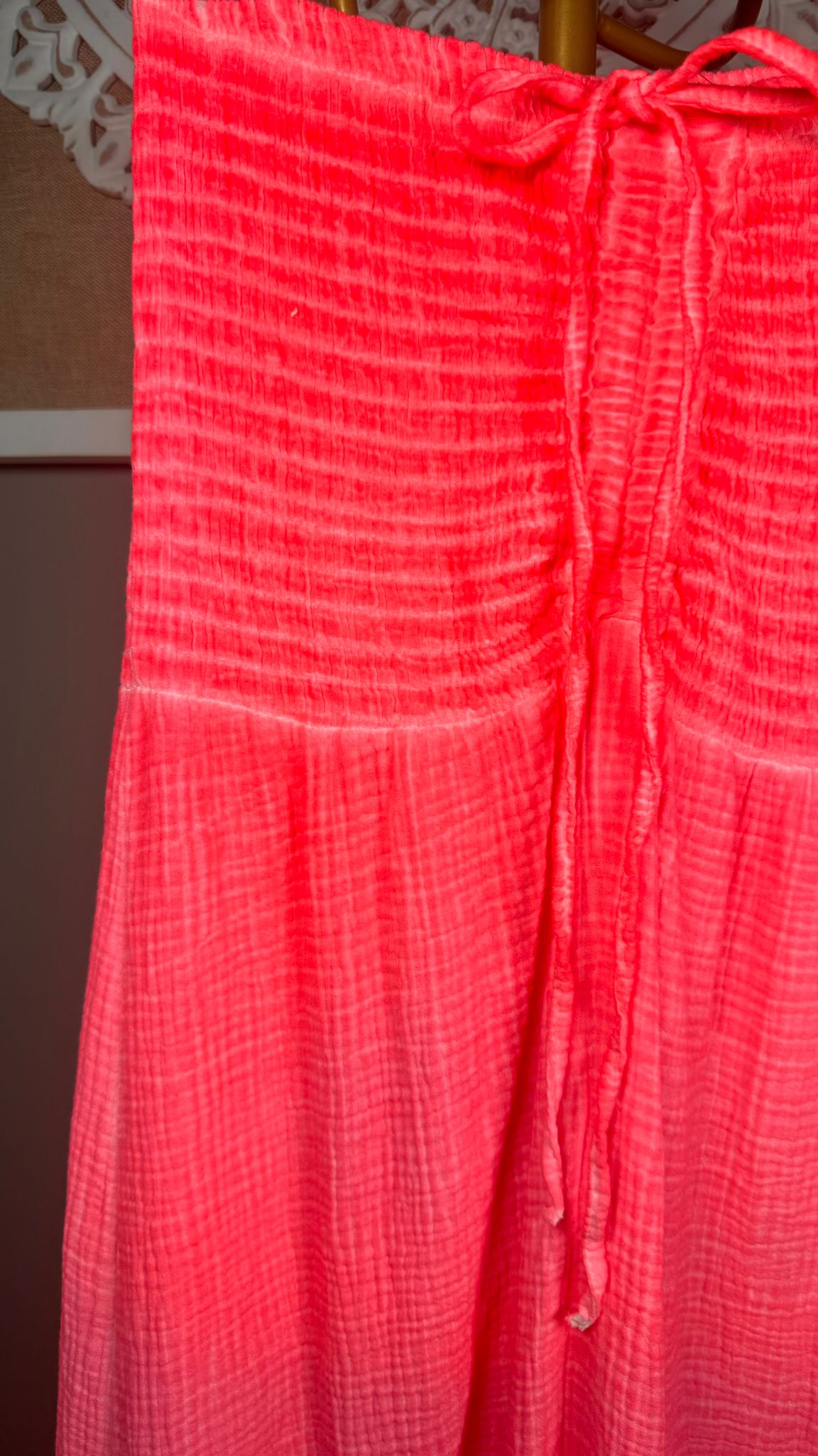 🌺 Vestido Bambula Coral Flúor con Panel Panal de Abeja y Cordón