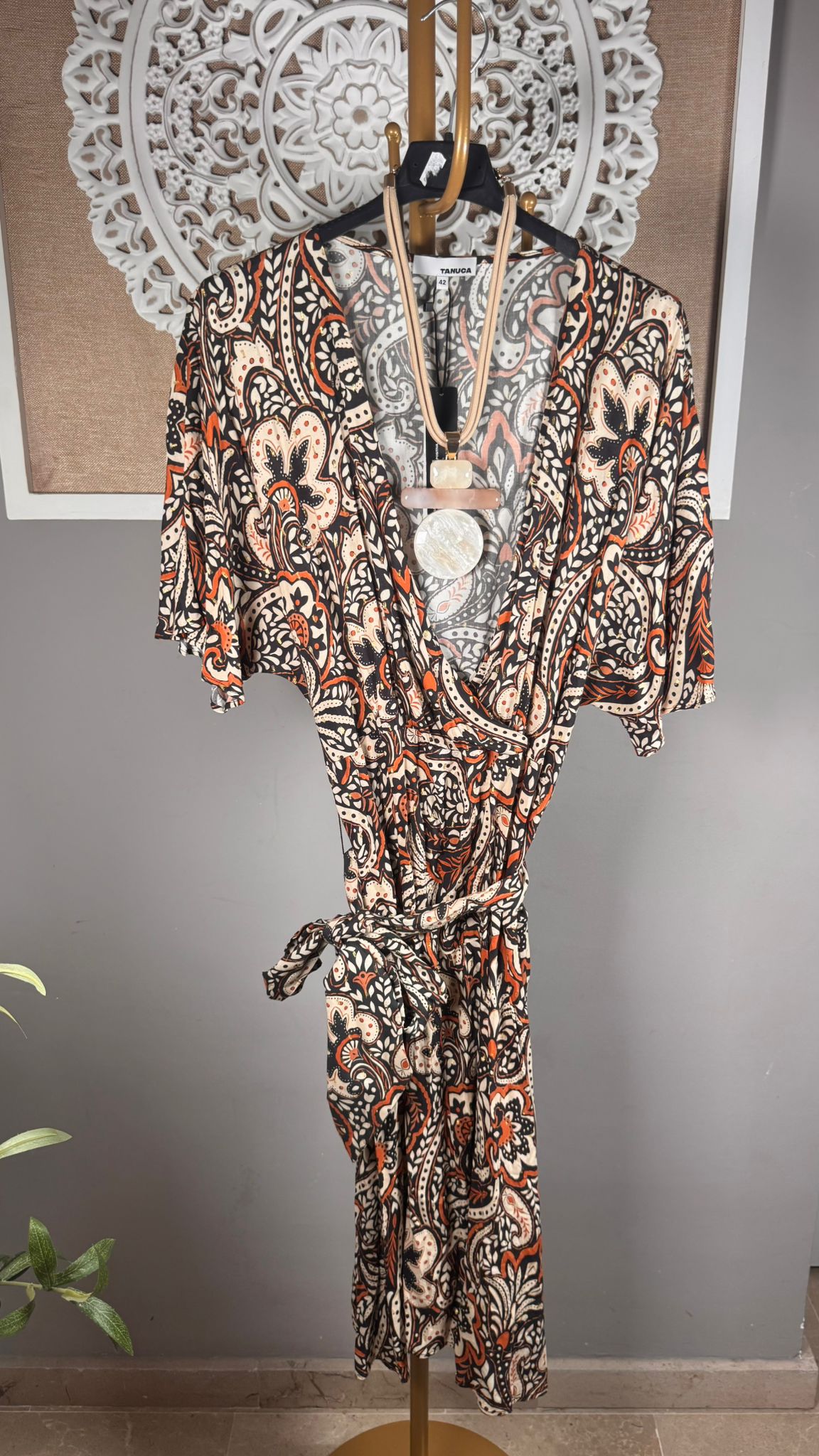 🌿 Vestido Estampado Paisley Cruzado con Detalles Dorados