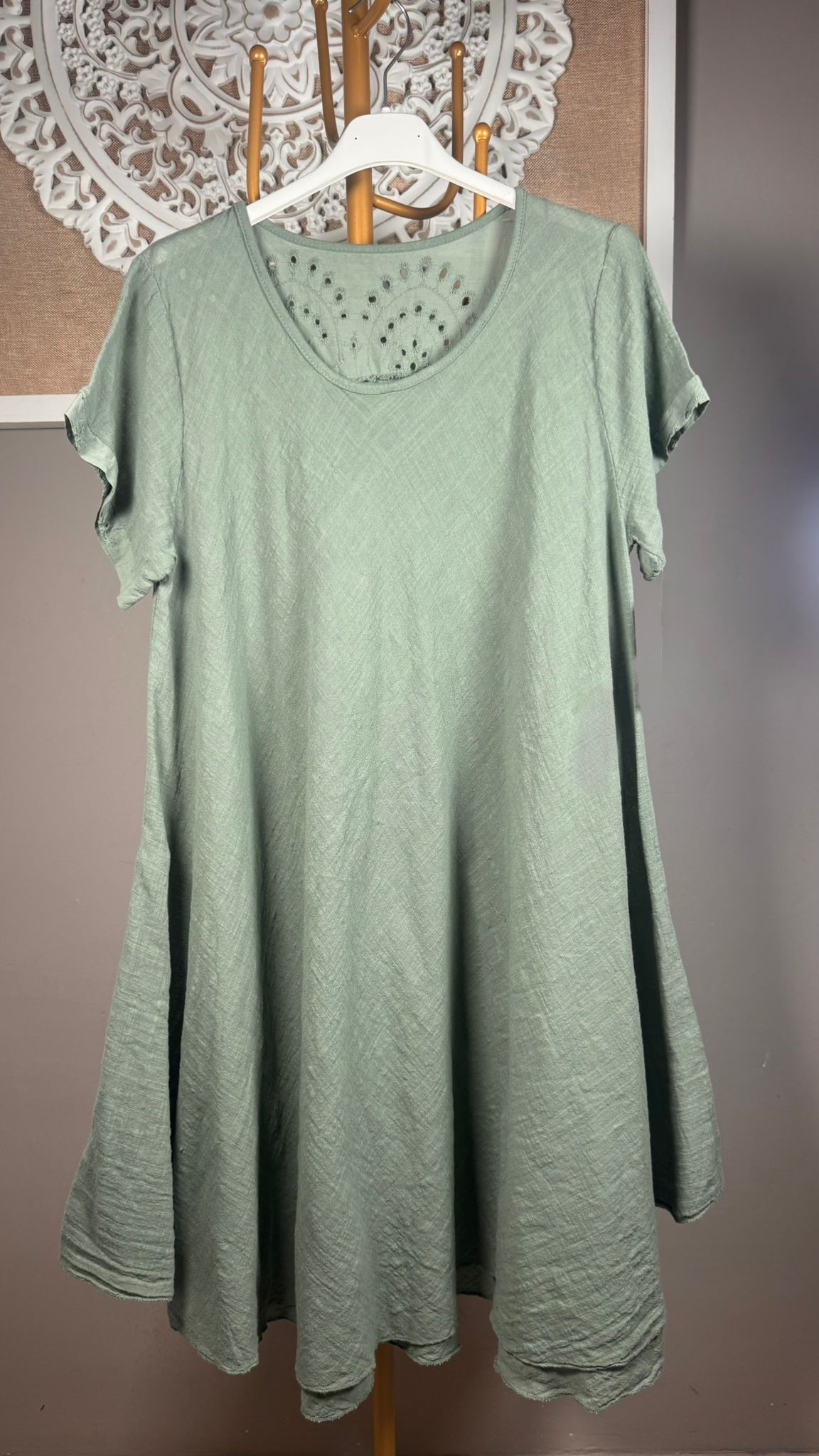 🌿 Vestido Efecto Lino Verde Salvia con Detalle Troquelado en Manga y Espalda