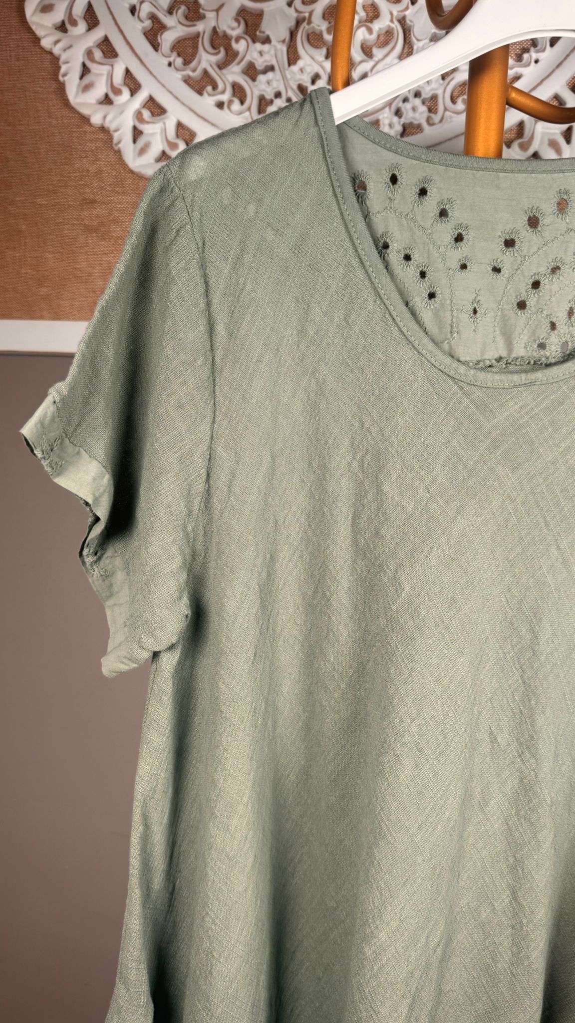 🌿 Vestido Efecto Lino Verde Salvia con Detalle Troquelado en Manga y Espalda