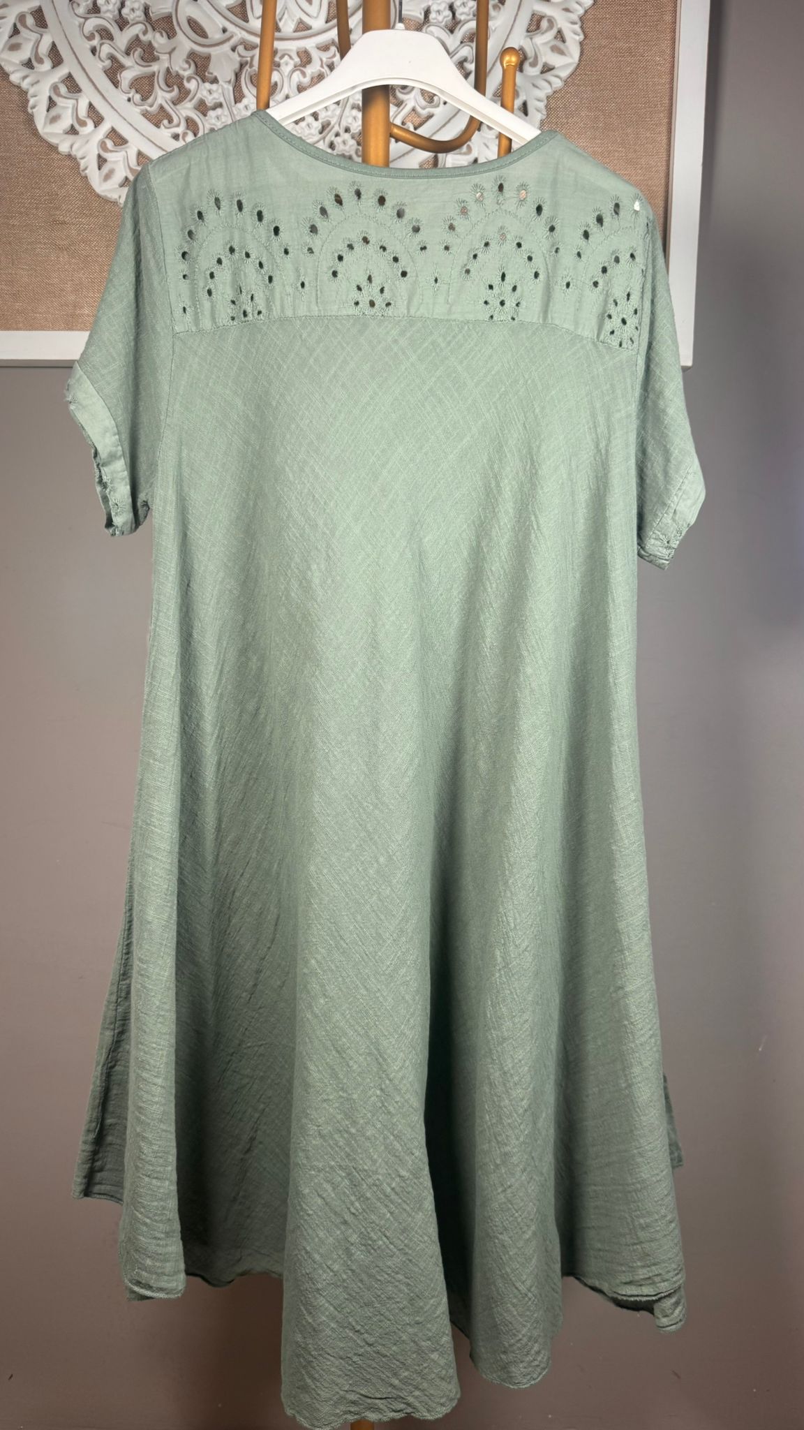 🌿 Vestido Efecto Lino Verde Salvia con Detalle Troquelado en Manga y Espalda