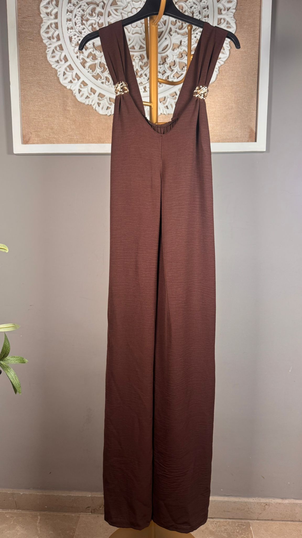 🥀 Mono Fluido Chocolate con Broches Dorados y Goma Elástica en Espalda