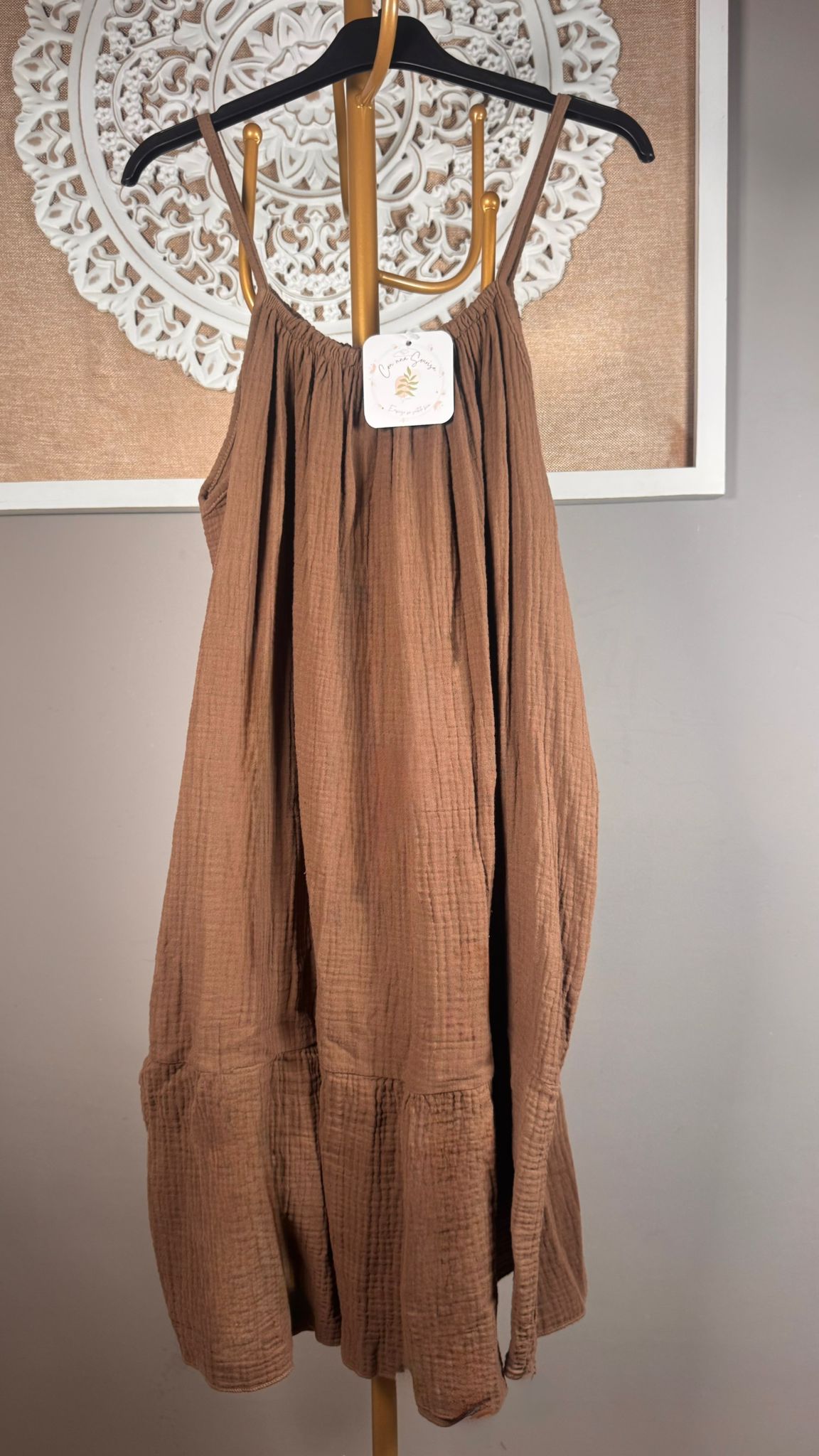 🌾 Vestido Corto Bambula Tostado con Volante y Tirantes Finos