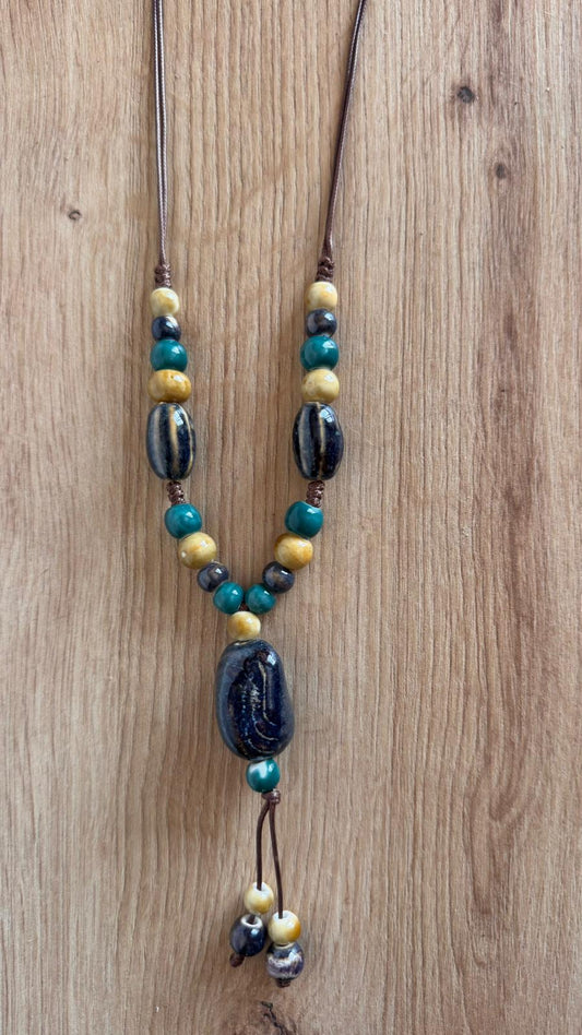 🌿 Collar Largo Boho de Cordón con Cuentas de Cerámica