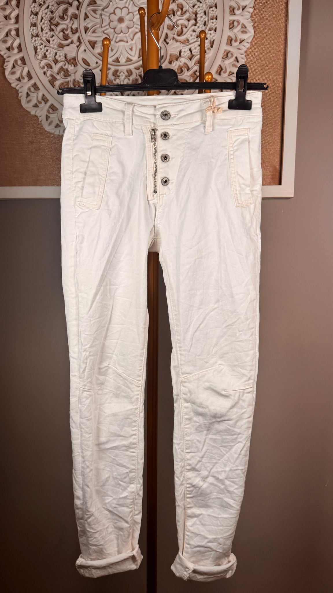 🤍 Pantalón Blanco con Botones Plateados