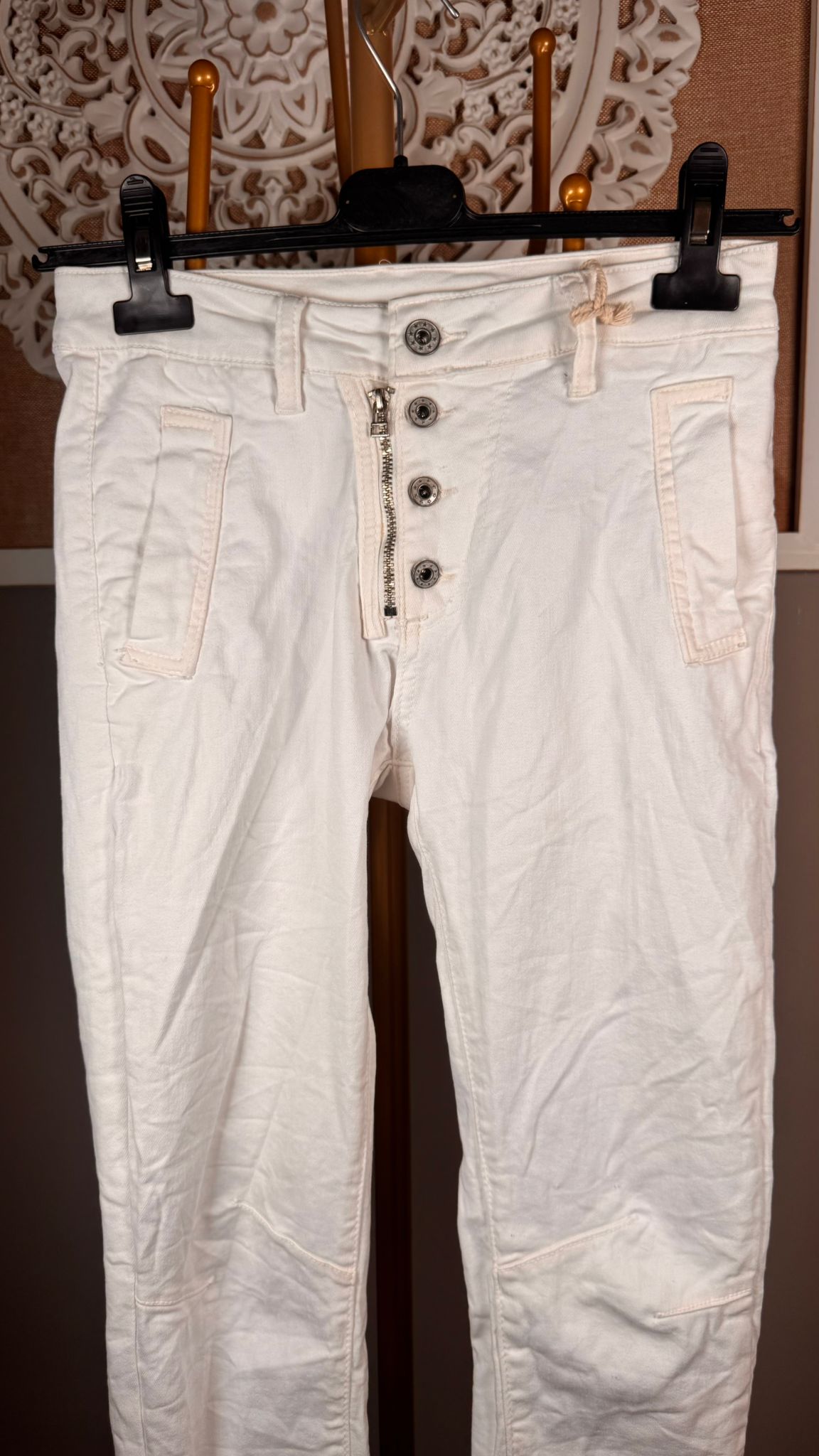 🤍 Pantalón Blanco con Botones Plateados