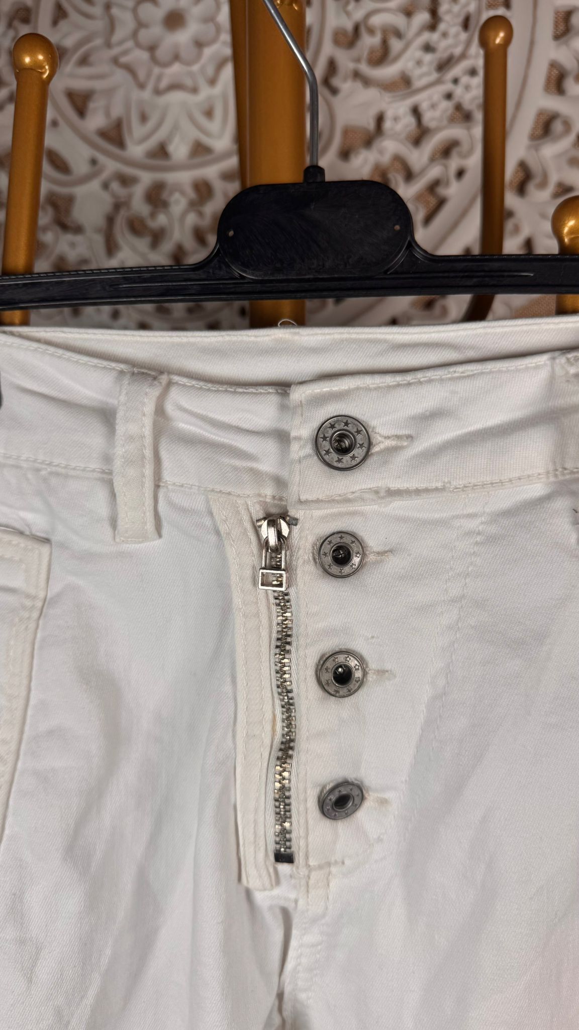 🤍 Pantalón Blanco con Botones Plateados