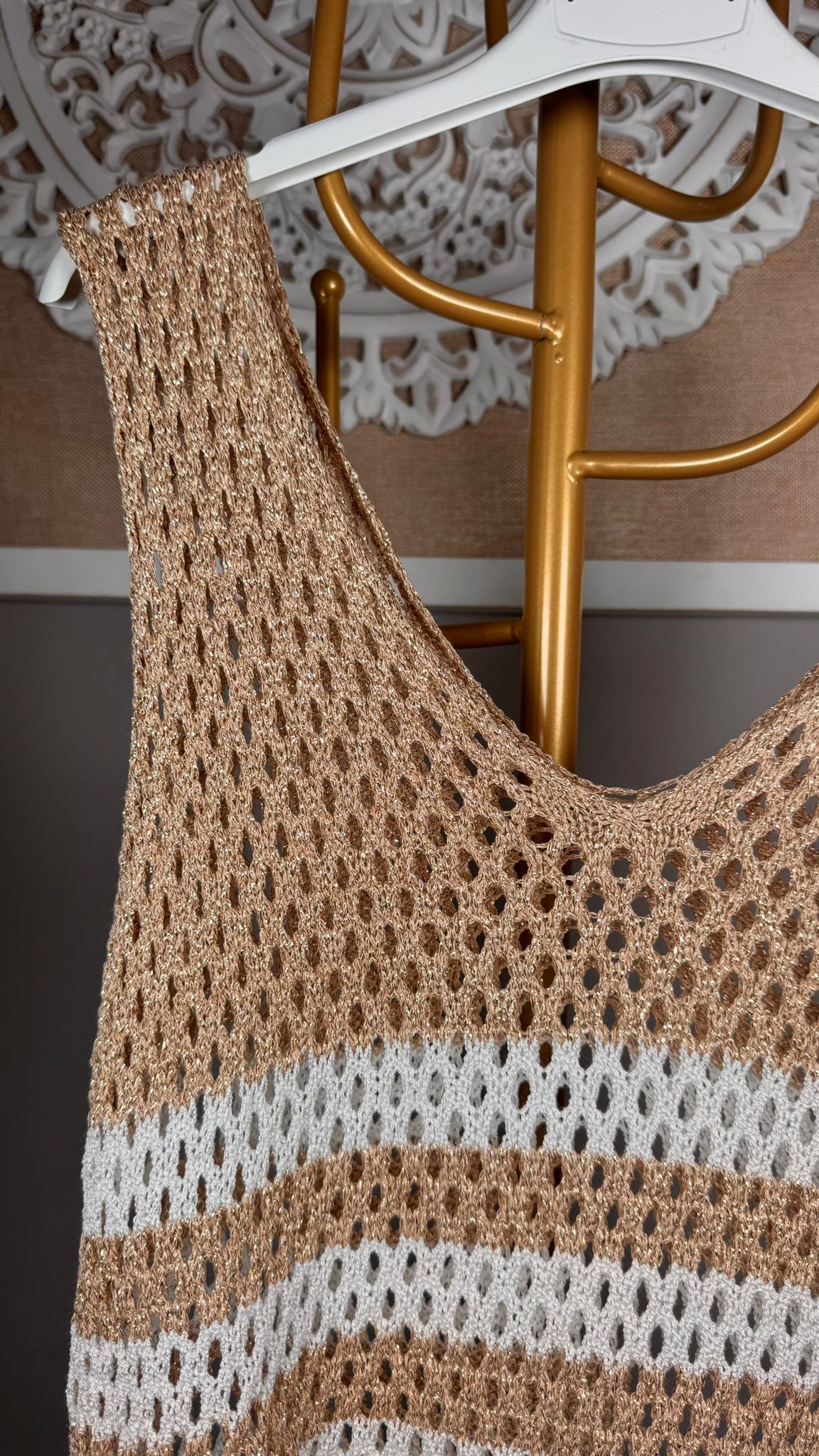 ✨ Top de Red Crochet Dorado y Blanco con Brillo Metálico |