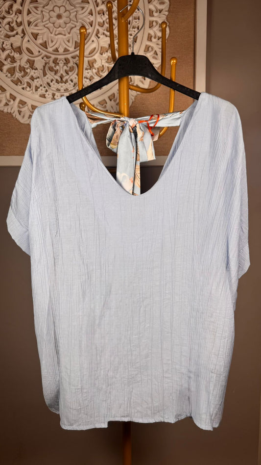 🌸 Blusa Azul Celeste con Textura Arrugada y Lazo Pañuelo Floral en espalda