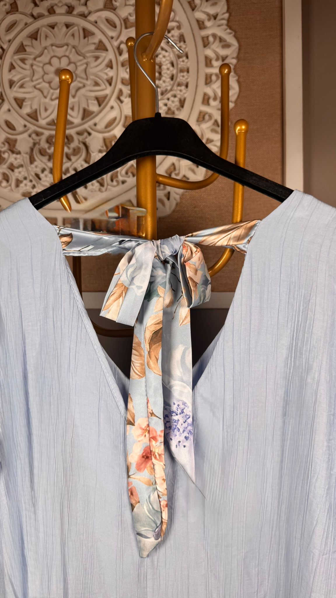 🌸 Blusa Azul Celeste con Textura Arrugada y Lazo Pañuelo Floral en espalda