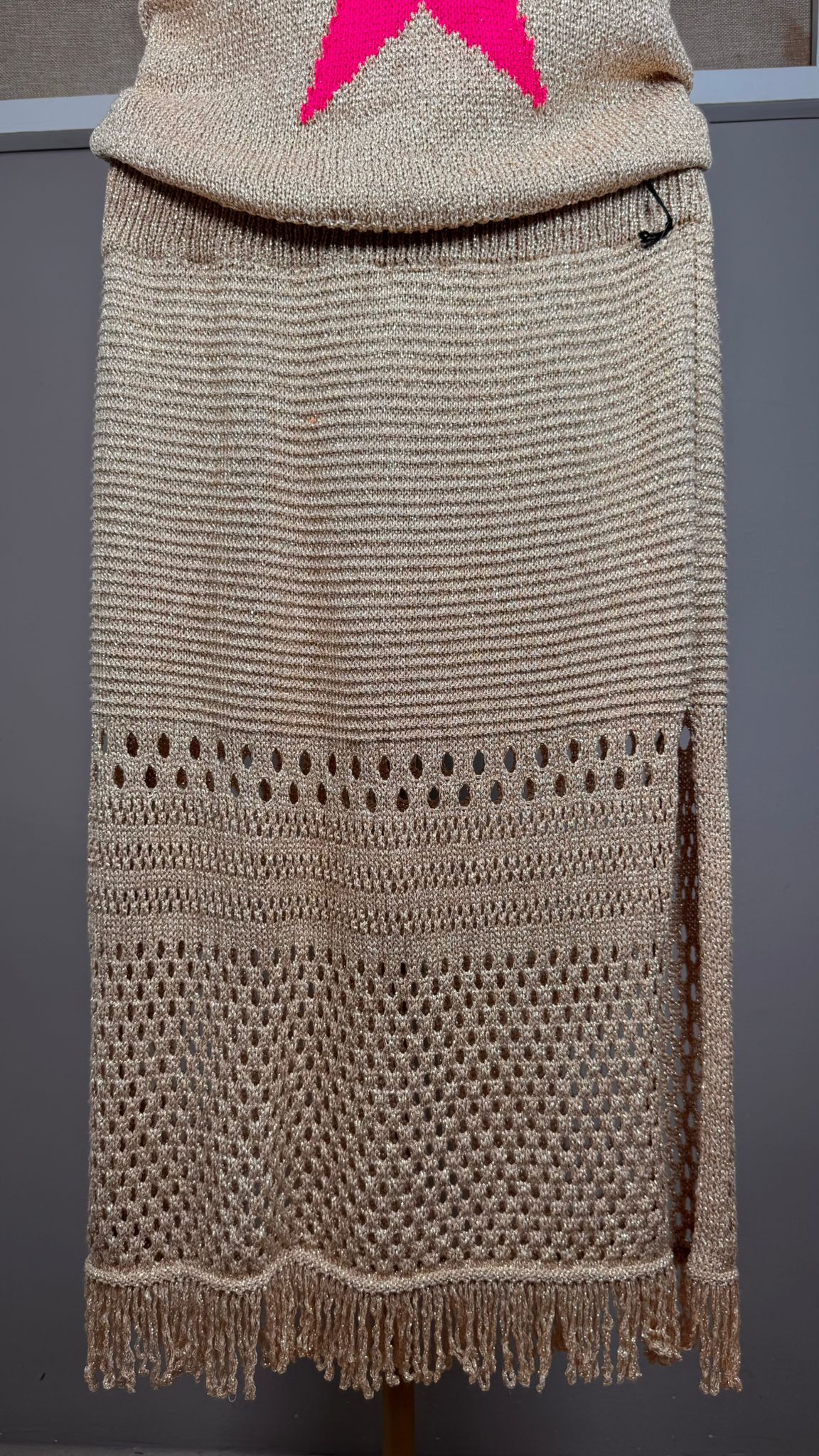 ✨ Falda Midi de Punto Lurex Dorado