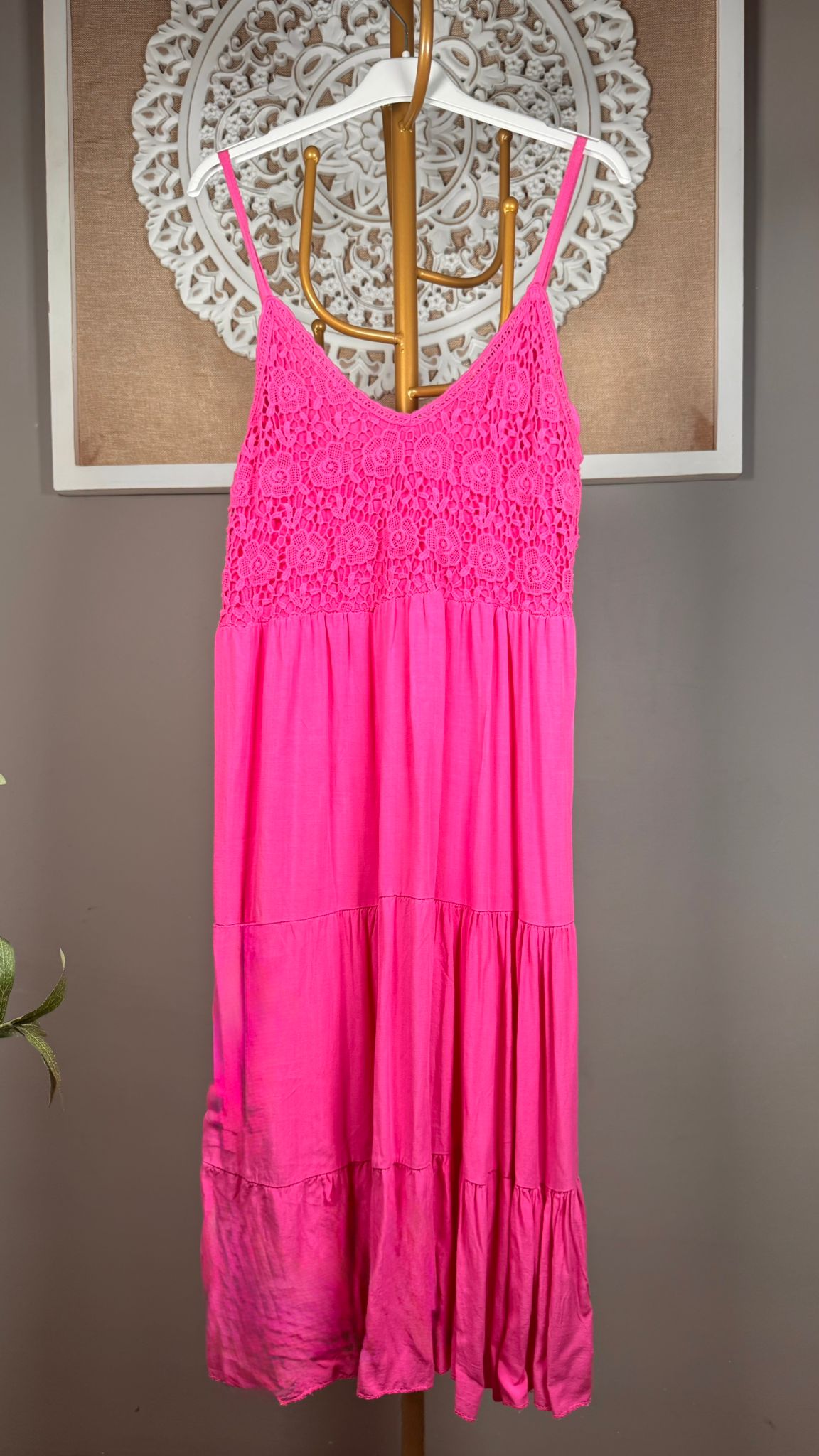 🌸 Vestido Maxi Fucsia con Crochet en Pecho