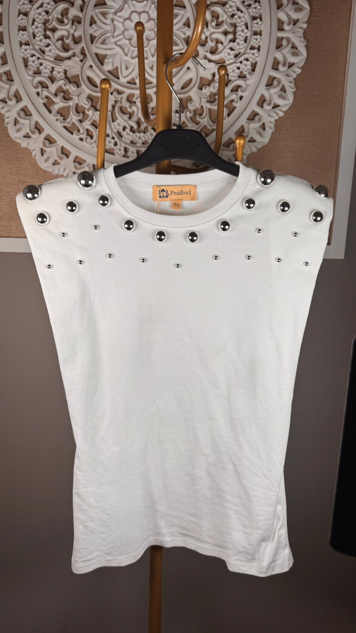 🤍 Camiseta Blanca con Tachuelas