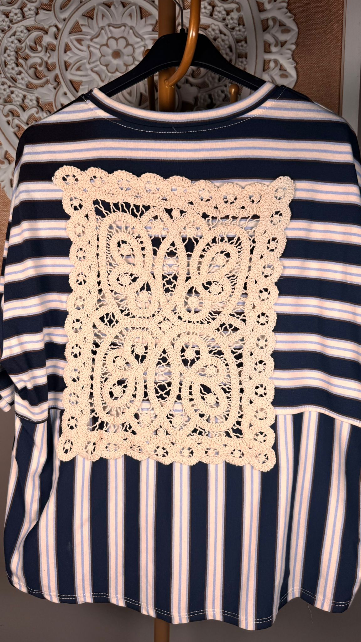 Camiseta de Rayas Marineras con Detalle de Crochet