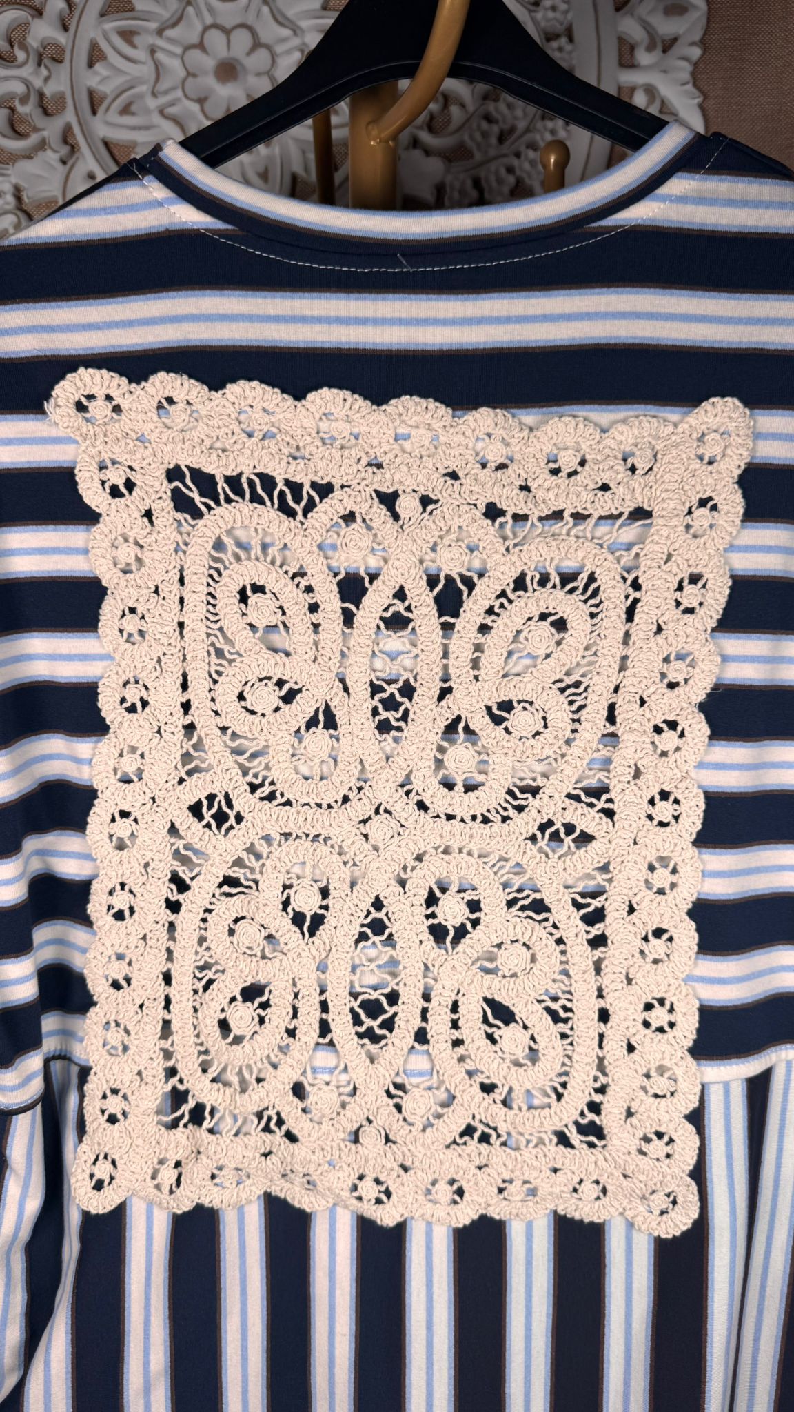 Camiseta de Rayas Marineras con Detalle de Crochet