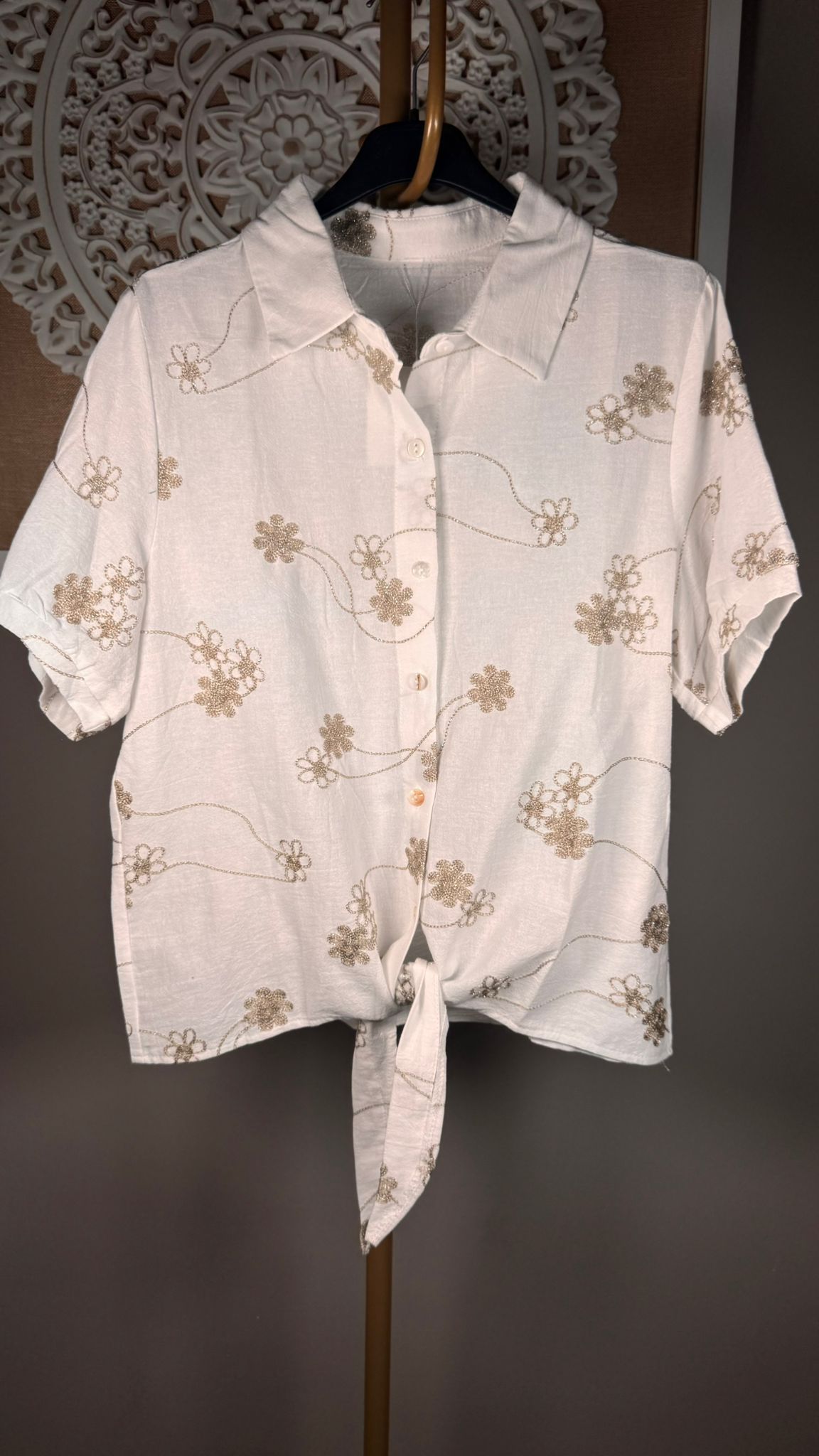 Camisa Blanca con Bordados Florales en Beige