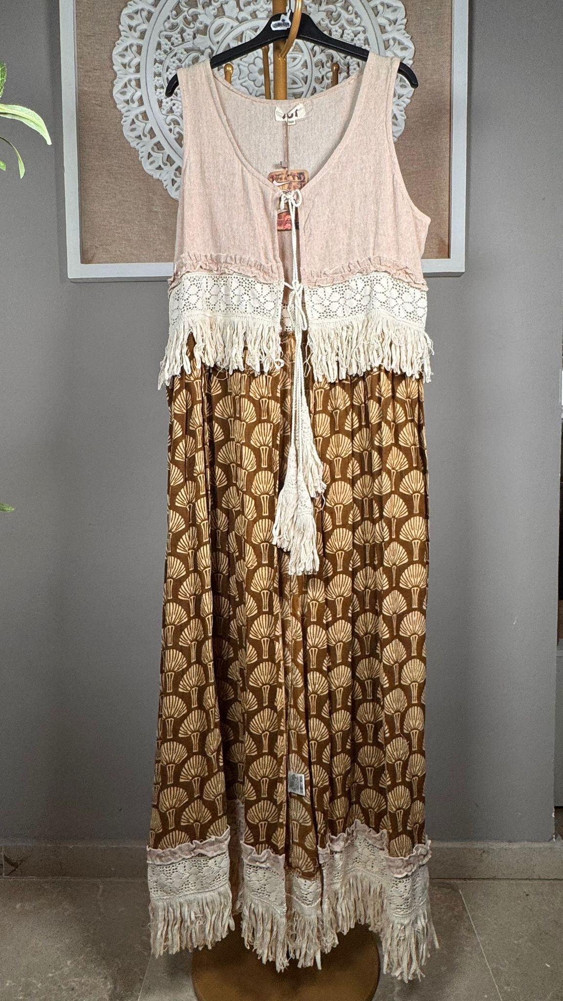 Chaleco Largo Boho con Crochet