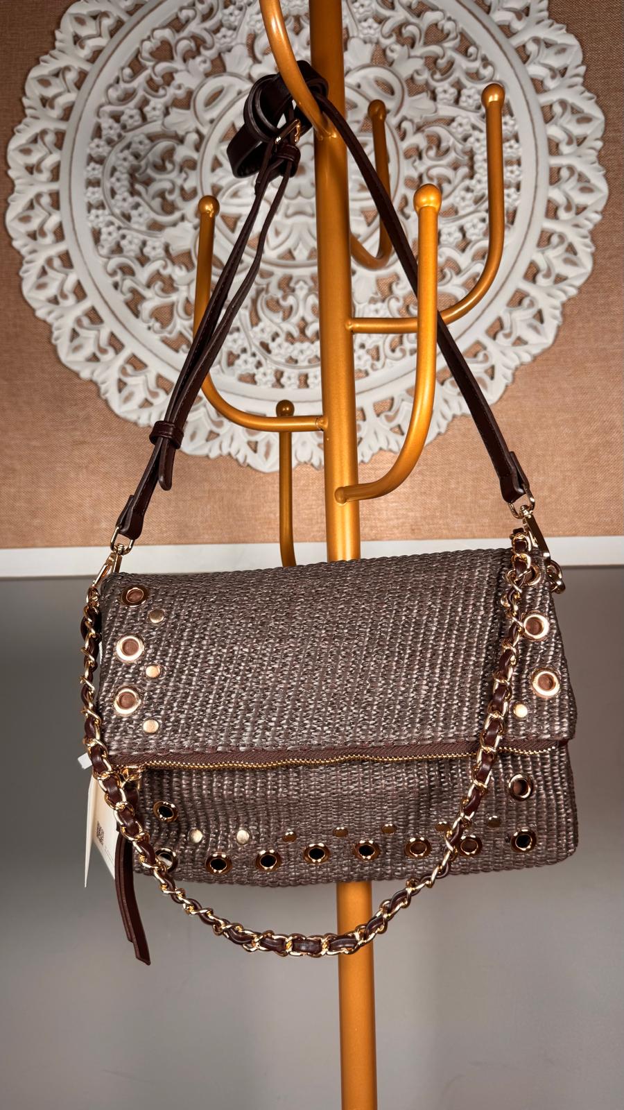 Bolso de Rafia Marrón con Ojales Dorados