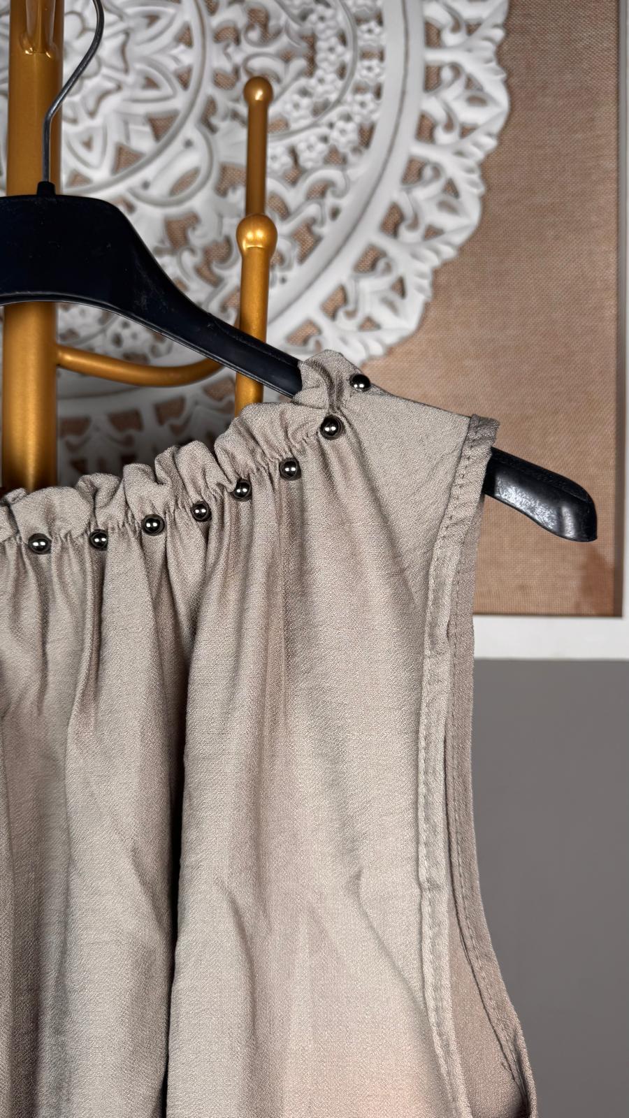 Top Beige Arena con Cuello Fruncido y Tachuelas Plateadas