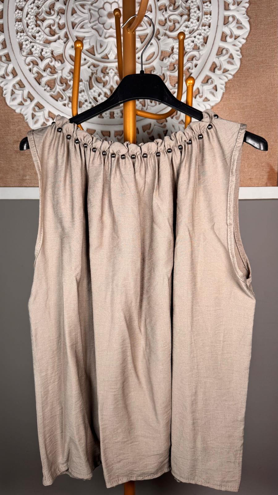 Top Beige Arena con Cuello Fruncido y Tachuelas Plateadas