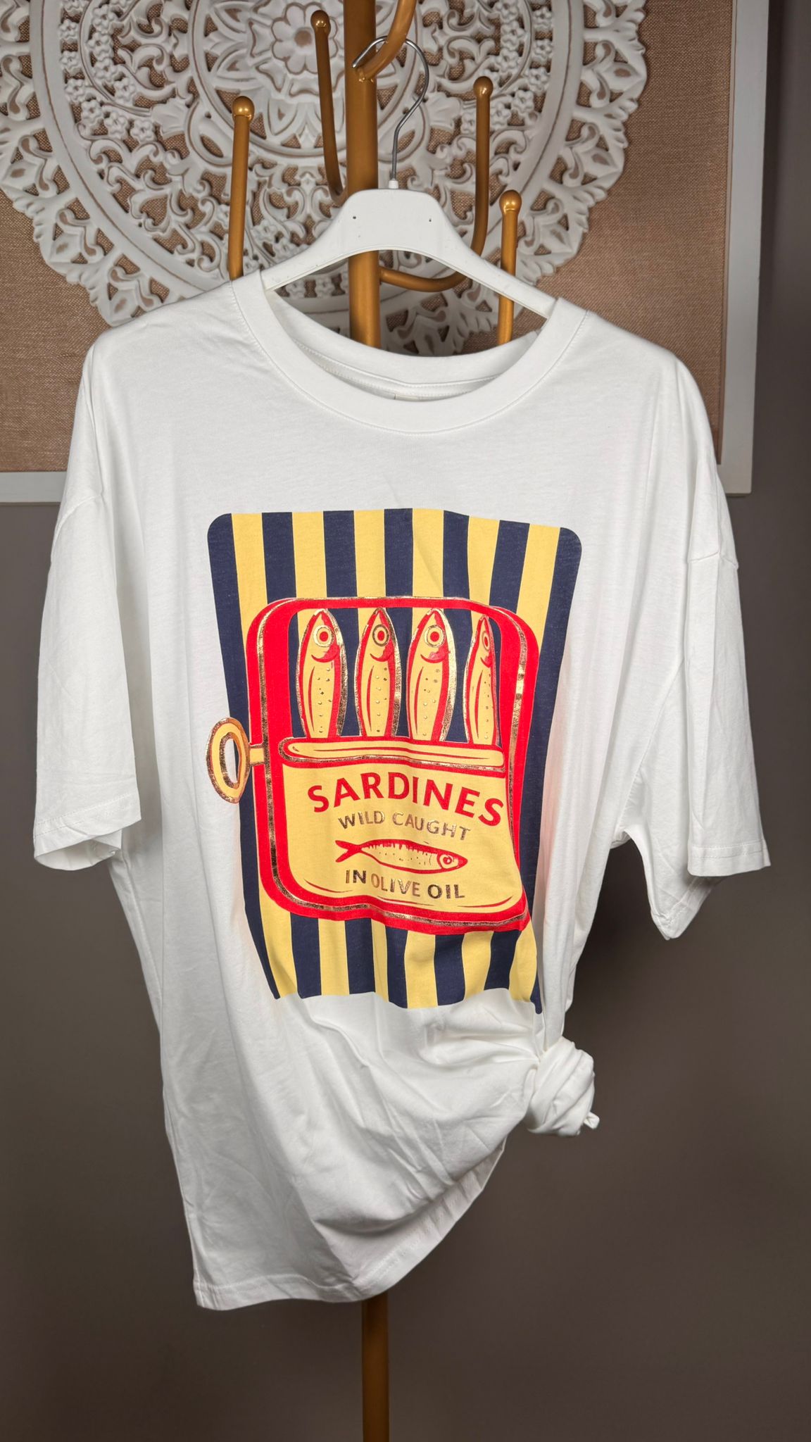 Camiseta Oversize Blanca con Estampado Lata de Sardinas