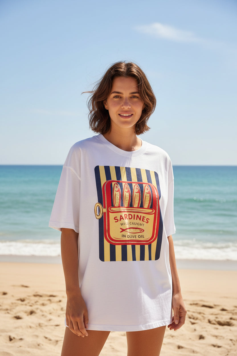 Camiseta Oversize Blanca con Estampado Lata de Sardinas