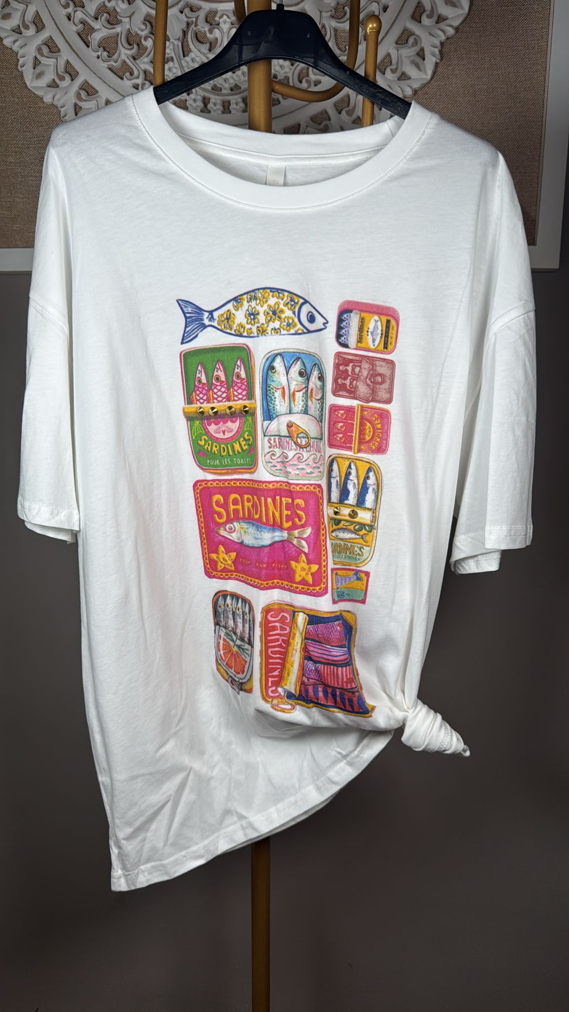 Camiseta con Estampado Collage de Latas de Sardinas