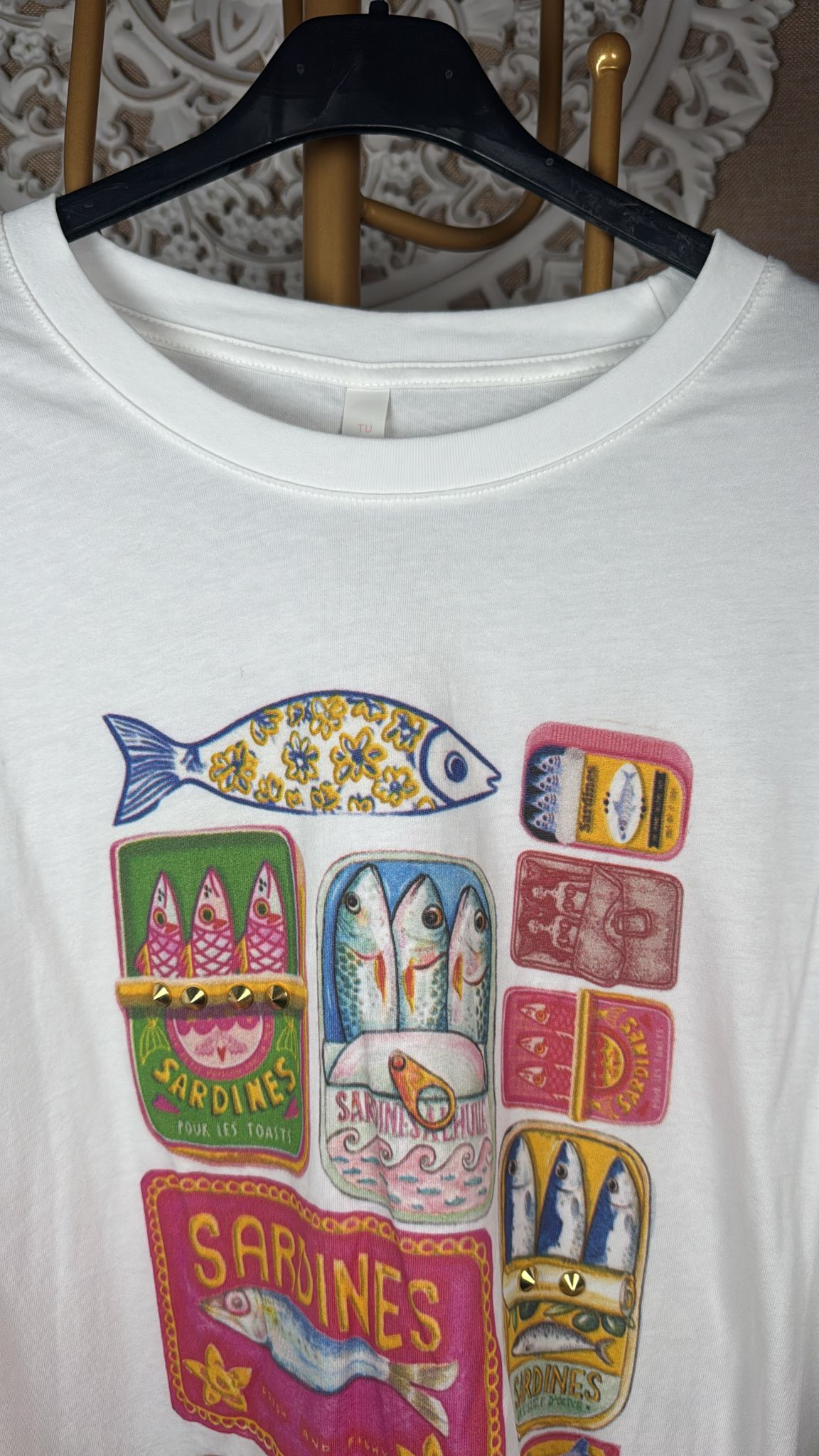Camiseta con Estampado Collage de Latas de Sardinas