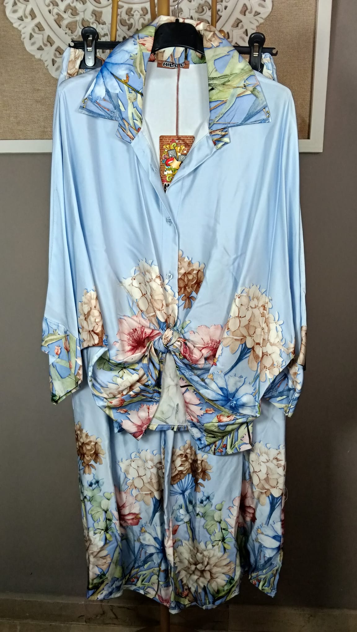 Camisa floral azul cielo con nudo - vista percha